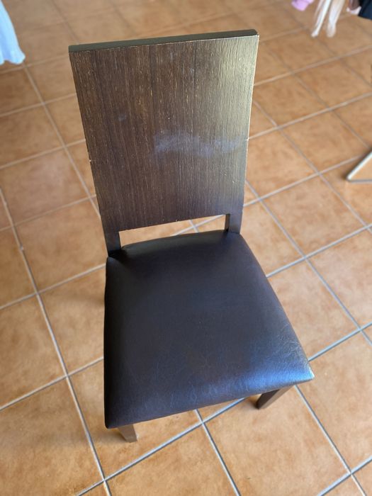 Cadeiras em madeira e pele