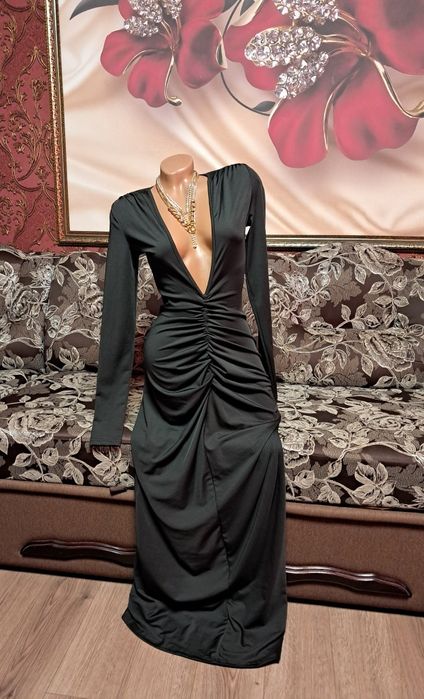 Красивое платье сукня с глубоким декольте.