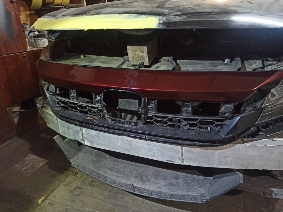 Центральний молдинг решетки радиатора Honda Clarity