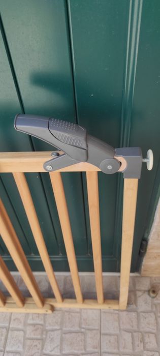 Cancela  em madeira para proteção para crianças bébés .