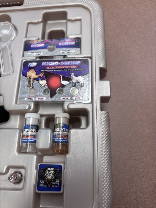 Microscópio com set de experiências