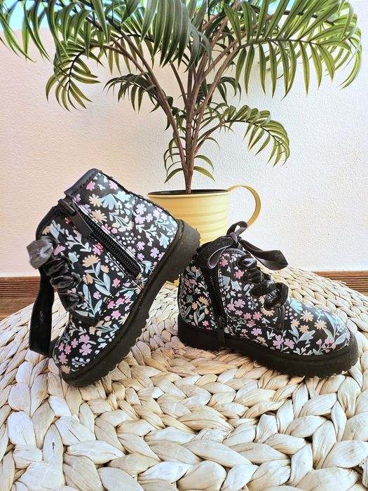 Botas NOVAS tam 24 - SFERA