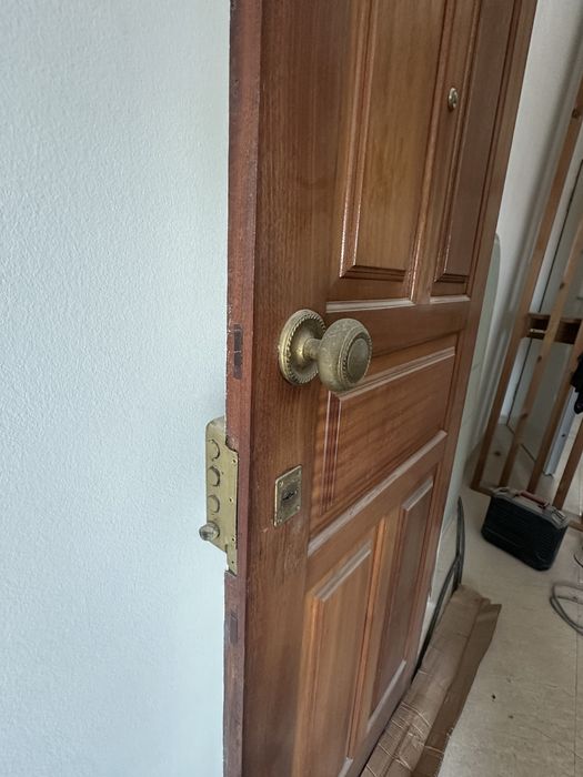 Porta madeira com interior branco em excelente estado