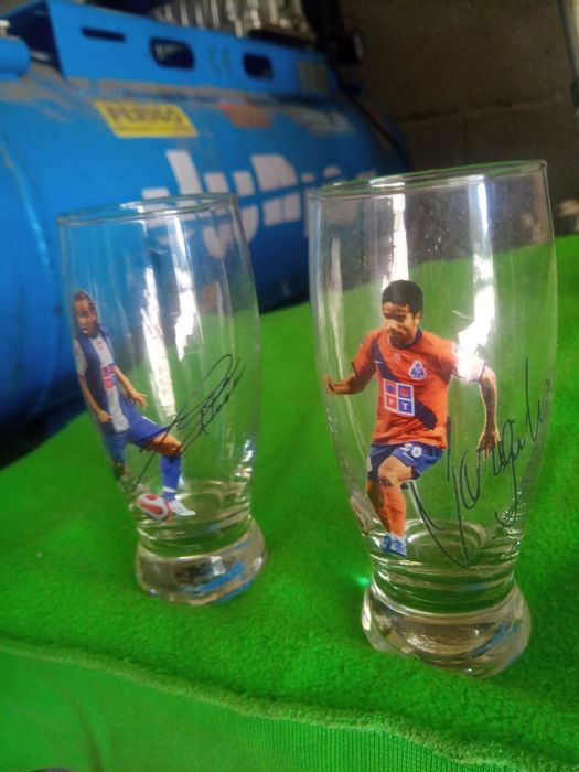 Copos com os nomes dos jogadores