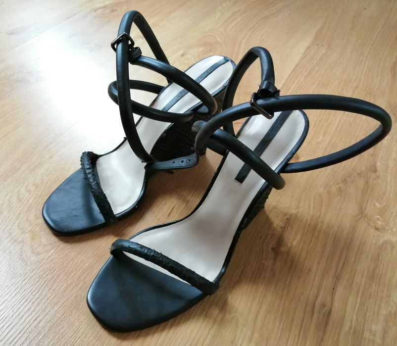 Zara Woman czarne sandały na koturnach. Rozmiar 39