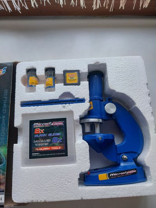 Microscópio com acessórios