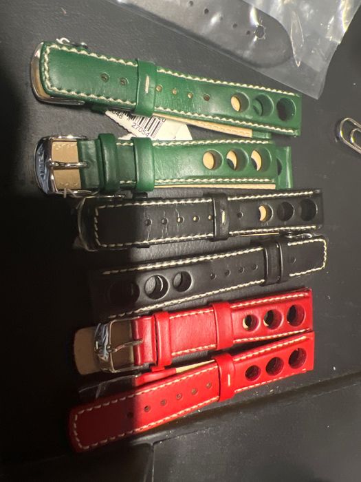 Braceletes relógio em pele