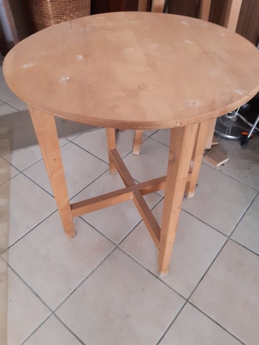 Mesa camilha em madeira com toalha aveludada