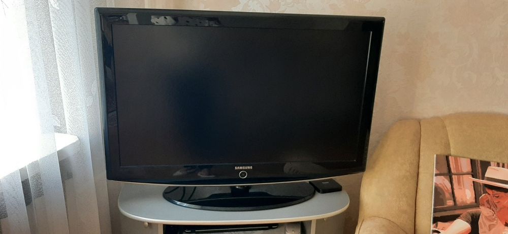 Телевізор Samsung  40 діагональ. Працює , але   дефект