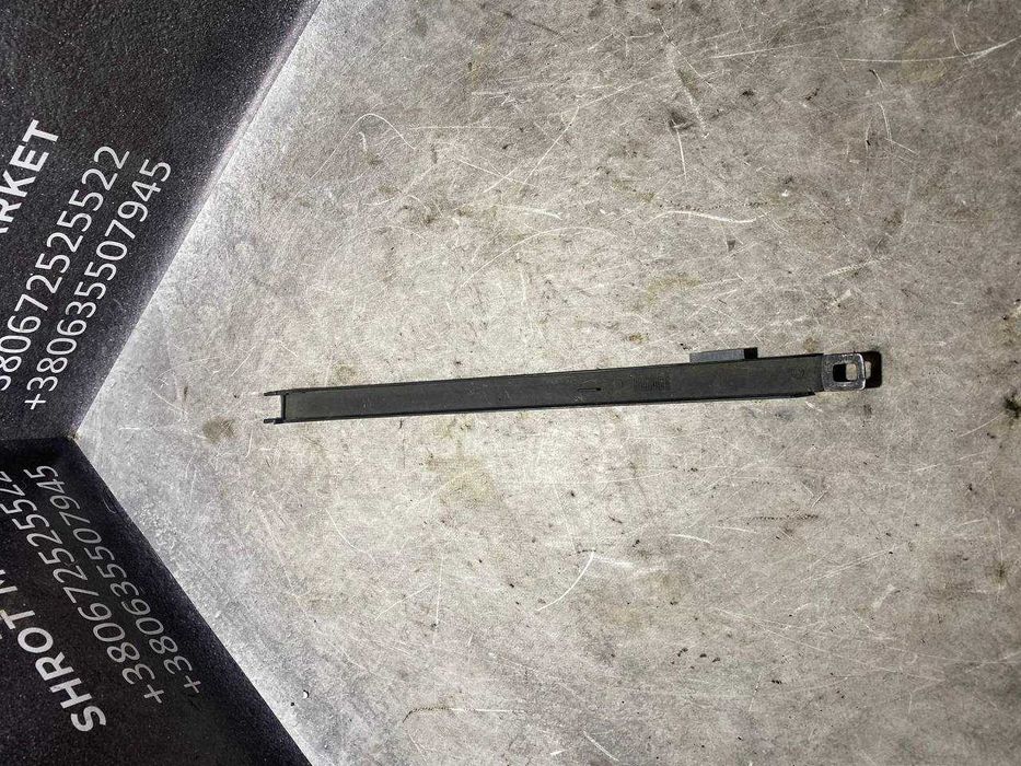 Накладка молдинг вія під передню праву фару Mercedes W201 A2018890263