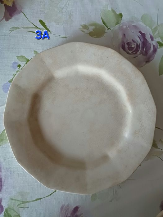 Pratos de louça muito antigos