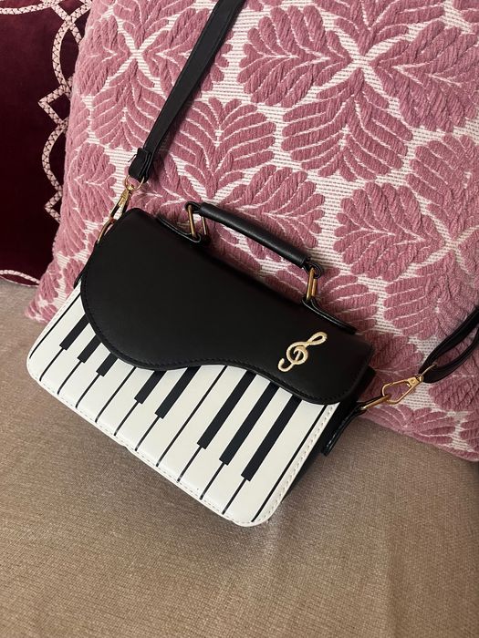 Carteira em forma de piano