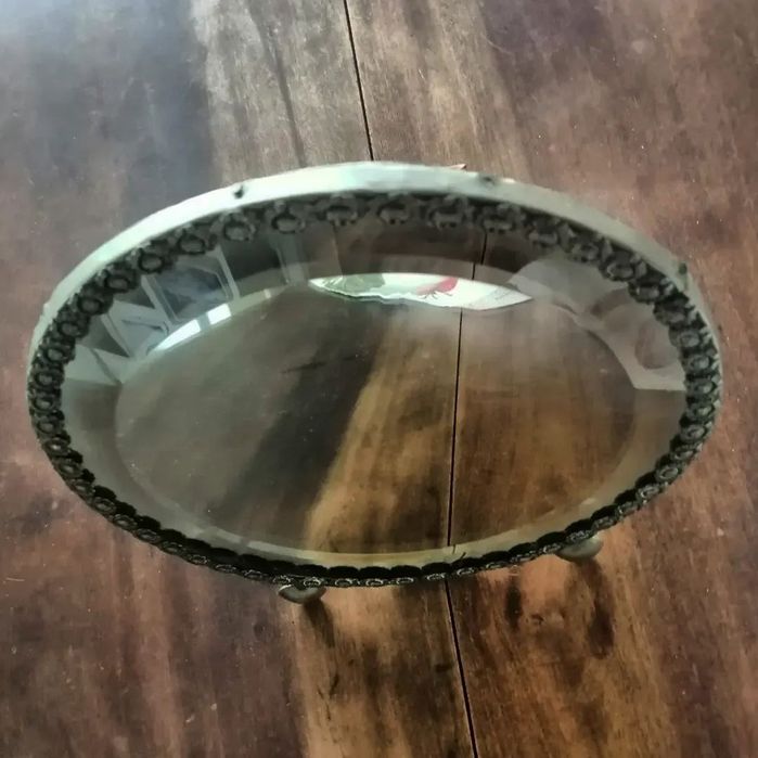 Espelho redondo antigo de comida c/ 21cm de diâmetro e rebordo  florido de prata. de prata