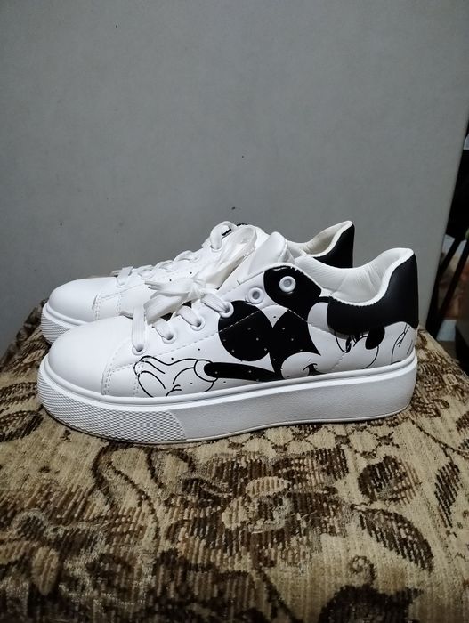 Продам нові кросівки