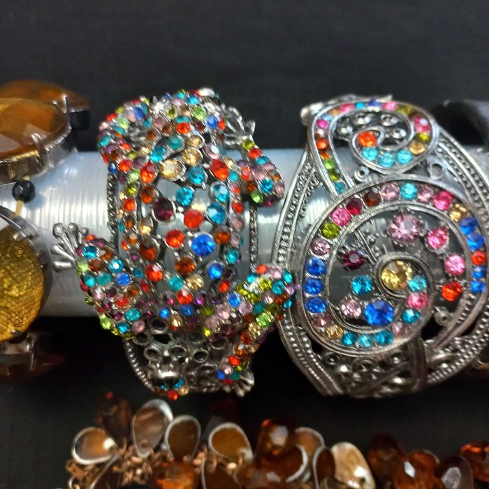 Біжутерія. Браслети каблучки кулони кліпси сережки годинники.комплекти