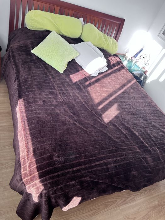 Conjunto completo de mobilia de quarto (cama, duas mesas de cabeceira, cómoda e colchão de 160cm por 200cm).