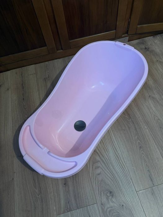 Banheira de bebé rosa em bom estado.