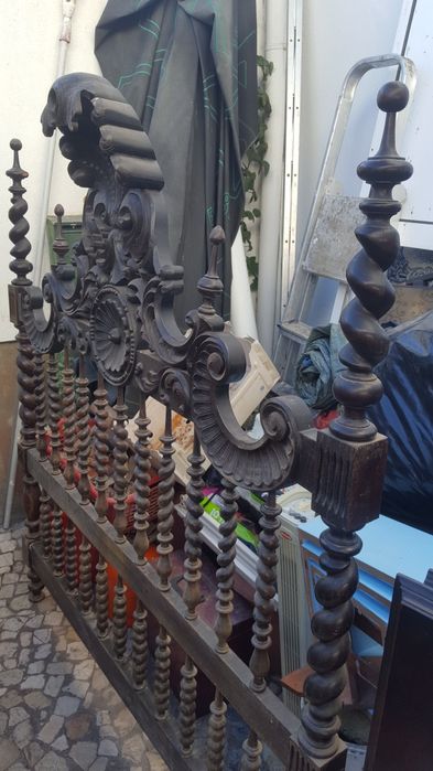 Camas antigas completas sem estrados e colchões.