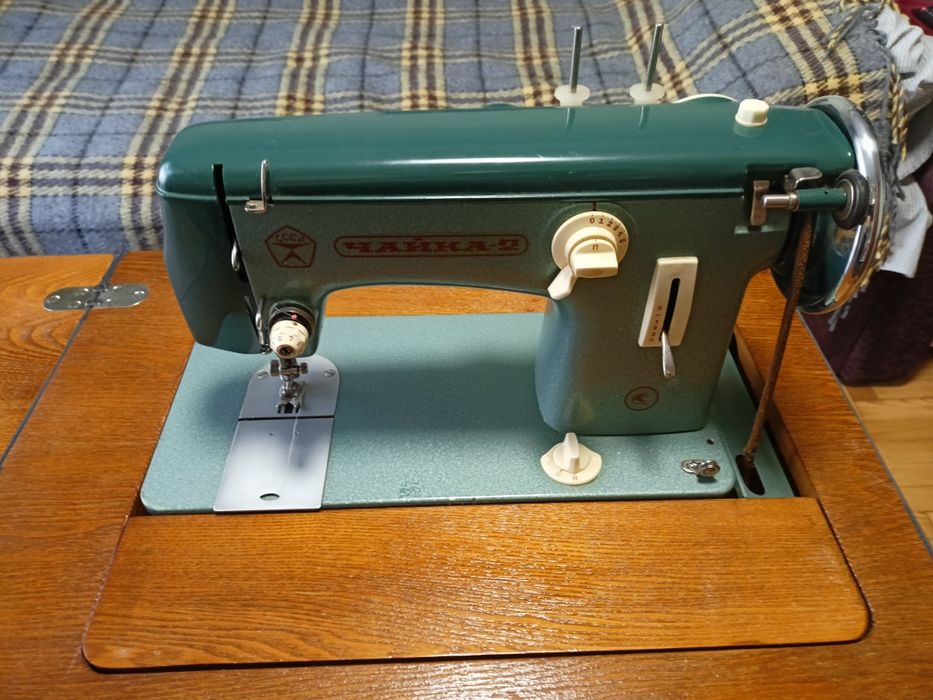 Швейная машина с тумбой