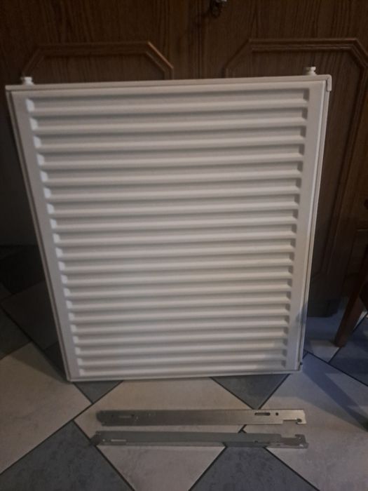 Grzejnik płytowy / ścienny - 72 / 60 cm