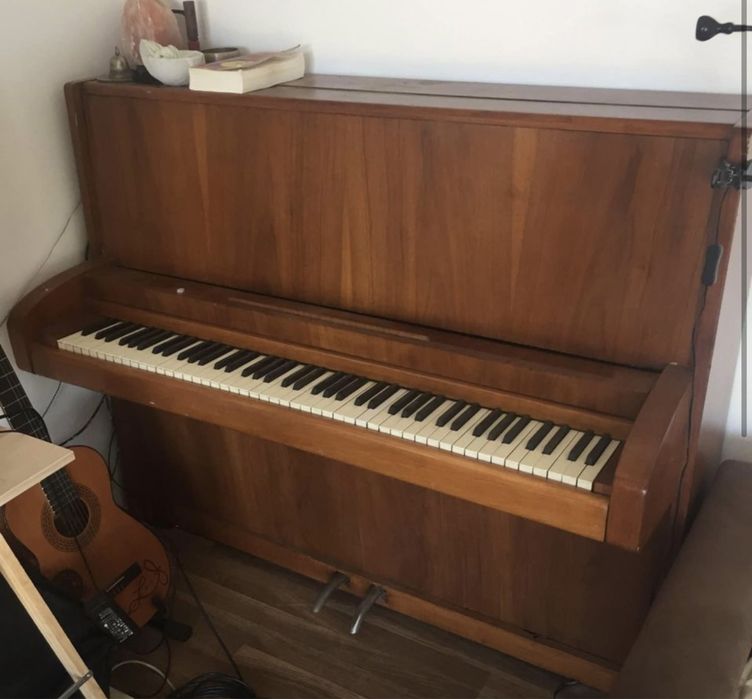 Piano acustico com 120 anos