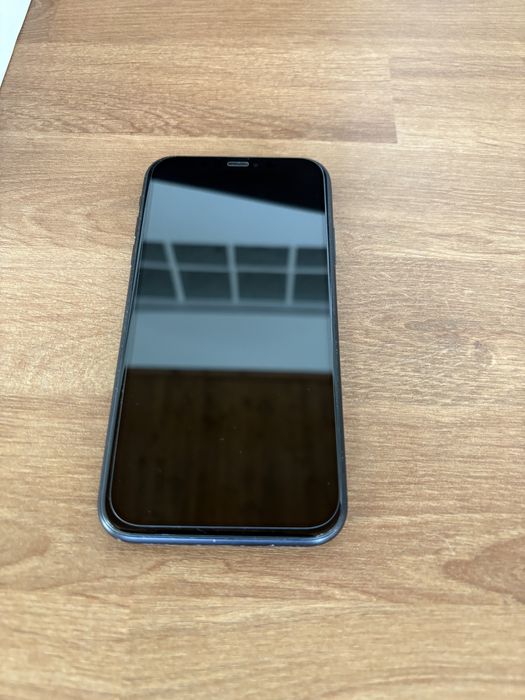Iphone 11 como novo + capa (poucas marcas de uso)