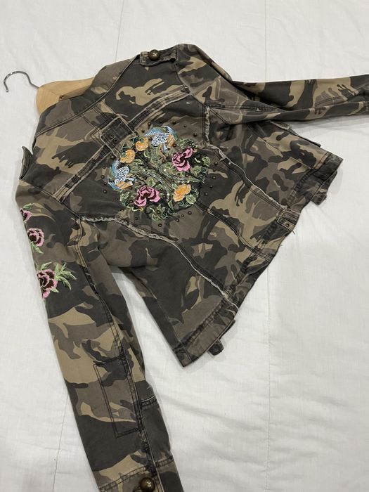 Vendo blusao bordado cono novo