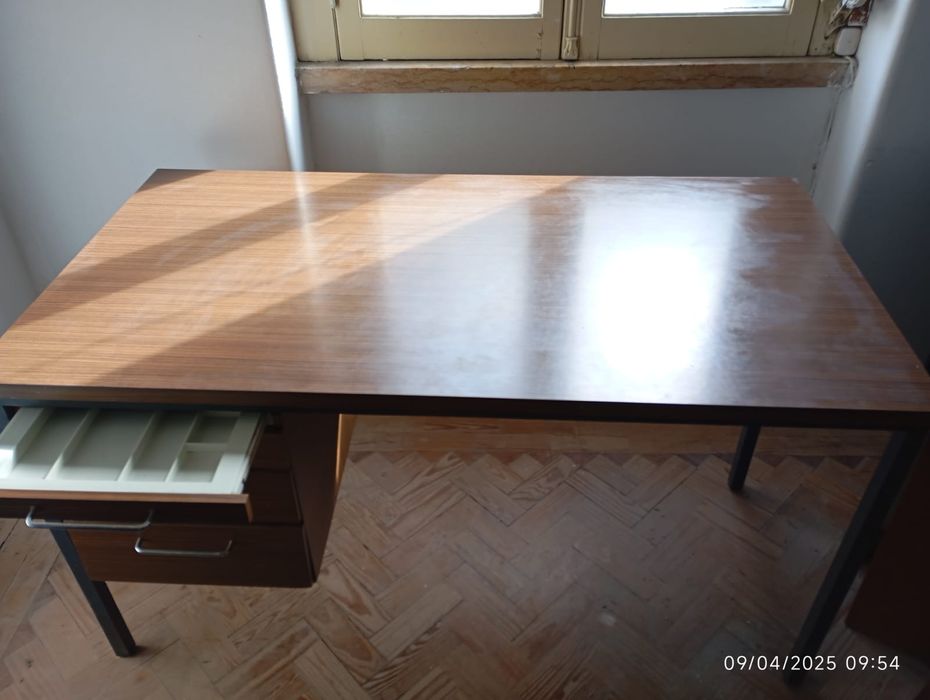 Secretária com pés em metal