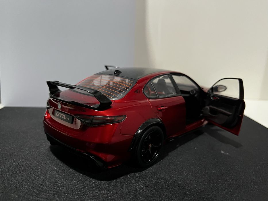 Alfa Romeo Giulia GTAM 1:18 (Descriçao)