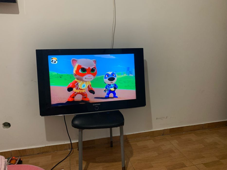 Vendo está tv tem comando
