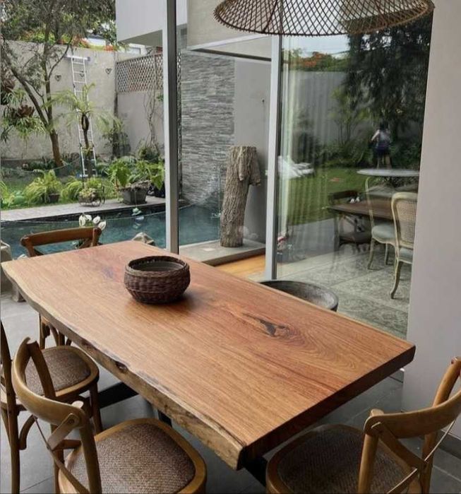 Mesa em madeira maciça rústica,borda o vivo.Rustic solid wood table.