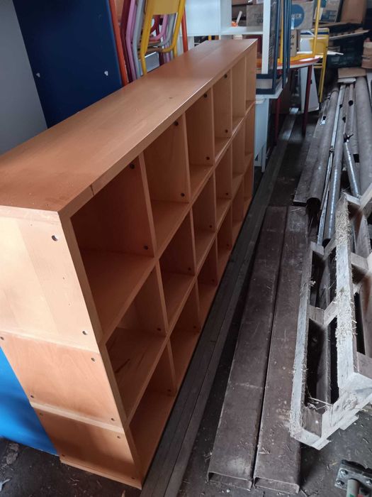 Estante de madeira em muito boas condições