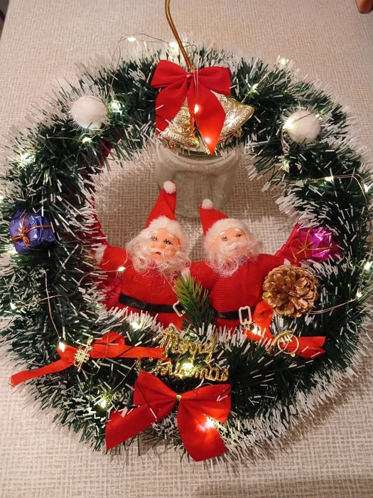 Новорічний віночок з гірляндою