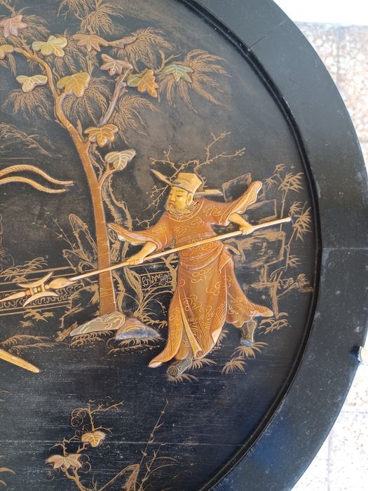 Mesa de apoio de tampo rebatível com vidro.