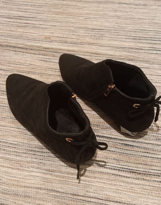 Botins pretos com fecho