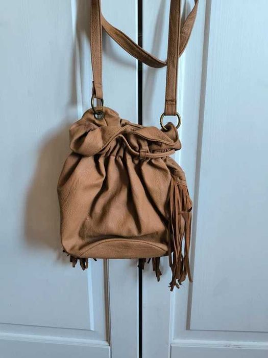 Torebka z frędzlami i ćwiekami w stylu boho jednokomorowa.