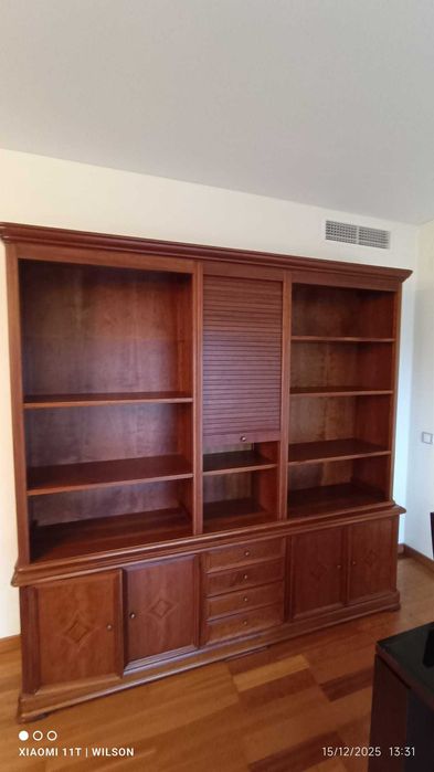 Móvel de madeira maciça Muito bem conservado