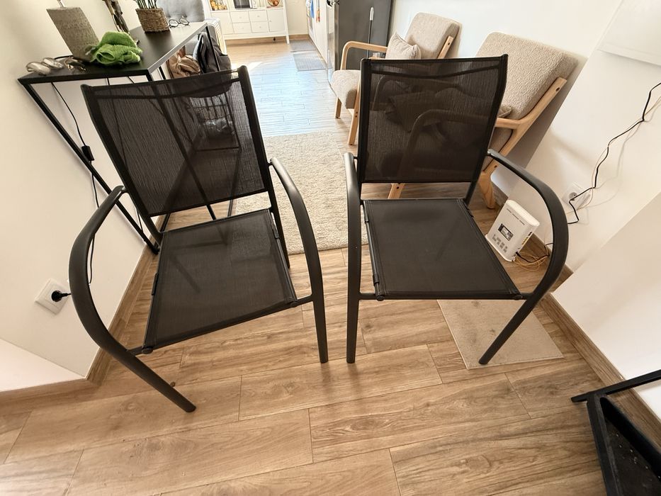 2 cadeiras com braço em aluminio, cor grafite.