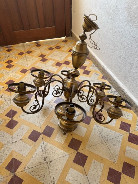 Candeeiro de teto / lustre clássico em latão/bronze de 6 braços, num estilo clássico/vintage.
