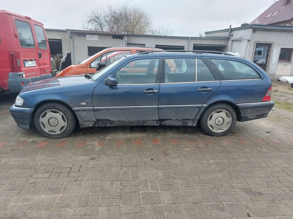 mercedes 202 z 1997r.  na części  koła lusterko klapa fotel belka błotnik