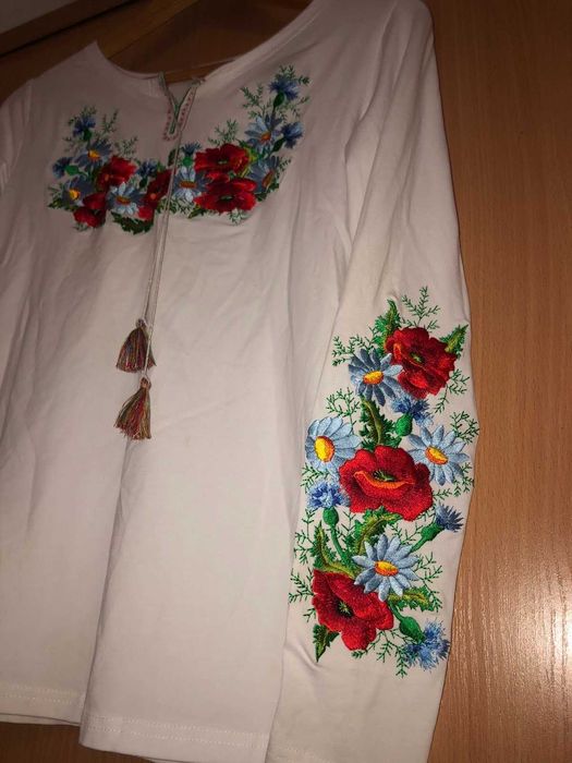 Жіноча Вишиванка: маки та ромашки на рукавах розмір L