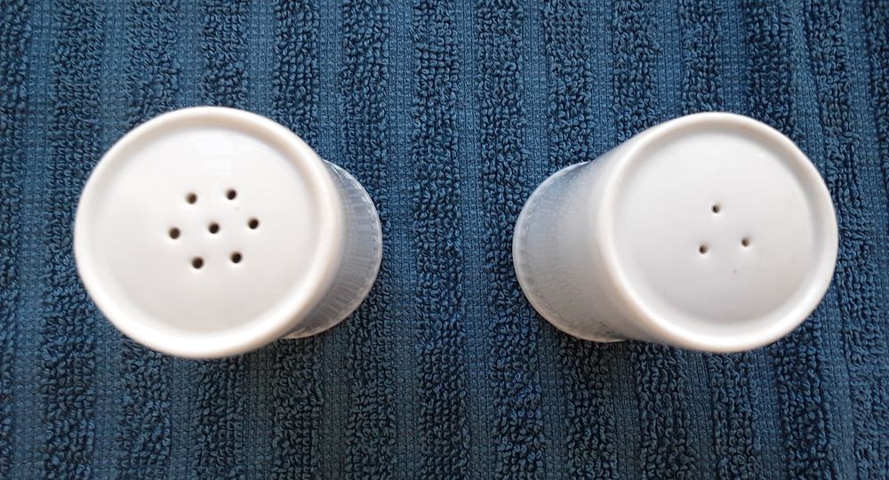 Saleiro e pimenteiro em porcelana, muito antigo