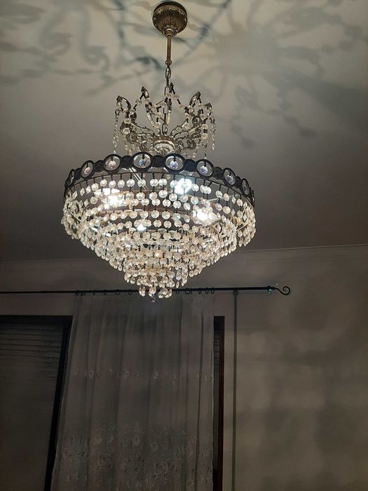 Candeeiro de teto em latão dourado e cristal.