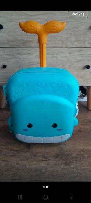 Walizka z zabawkami na plaze