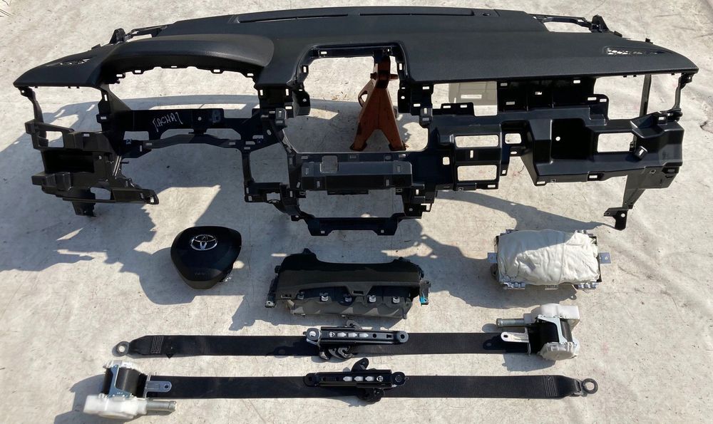 toyota corolla cross deska kokpit konsola poduszki