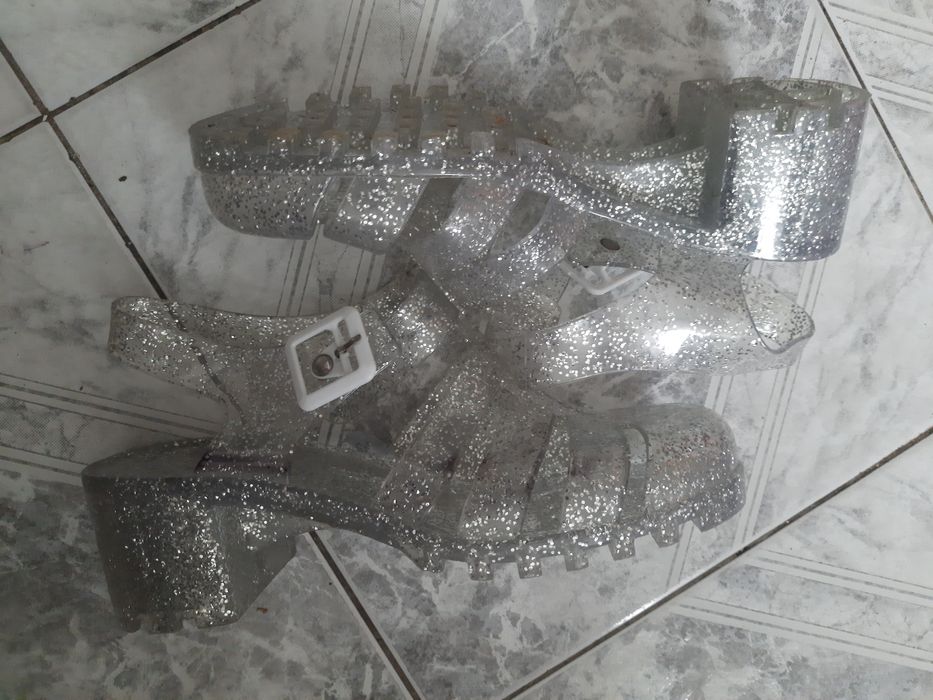 Lilley przezroczyste sandałki na obcasie ze srebrnym brokatem 39