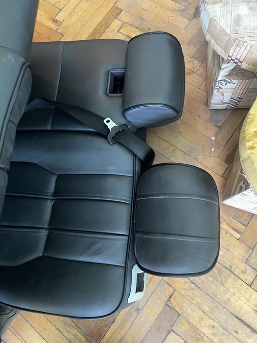 Задні сидіння та консуль панелі L322