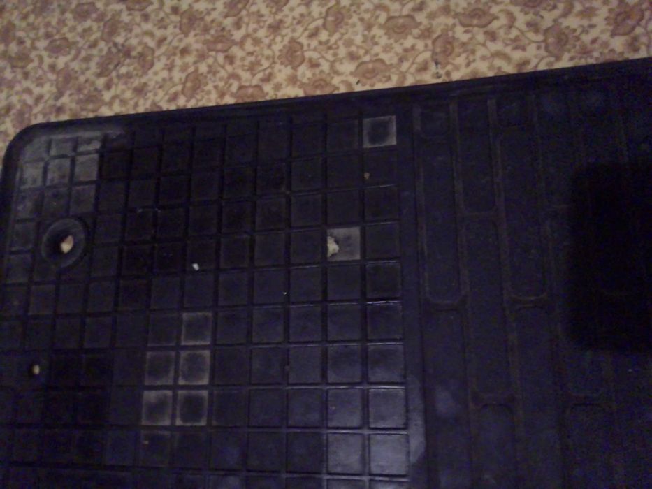 Чорний резиновий килимок