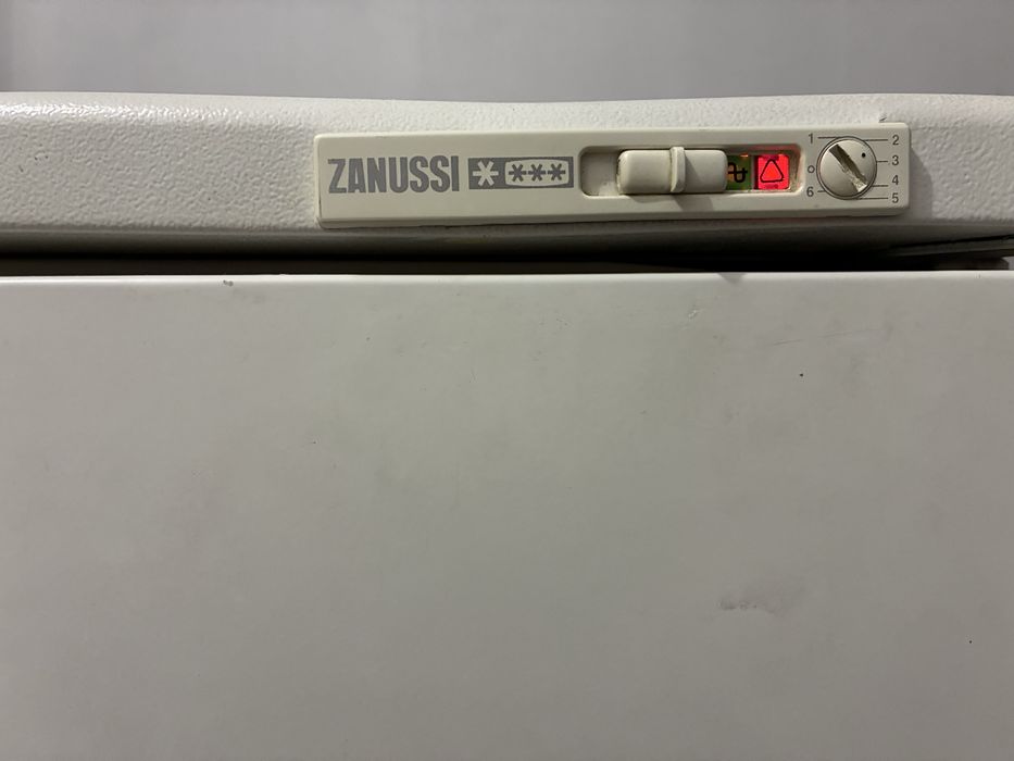 Congelador Vertical Zanussi 4 Estrelas Fast Freeze — A funcionar