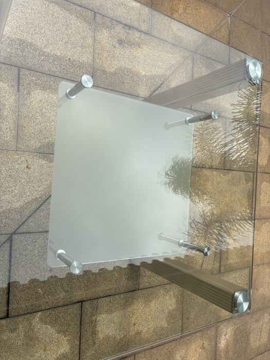 Mesa de cosinha 1x1 em vidro ……………………